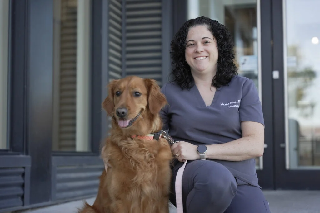 Dre Anabel Soucy Maltais with a dog at Clinique Vétérinaire Restigouche